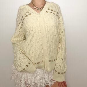 Vintage cream cuddle knits 100% acrylic knit cardigan sweater